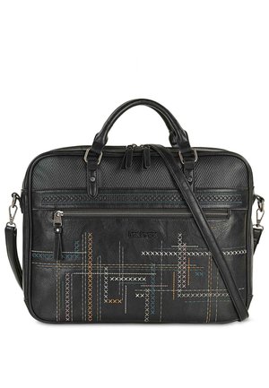 Bolsa de portátil de cuero Negro con un patrón texturizado, que presenta líneas de colores cosidas y dos asas superiores, además de una correa de hombro desmontable.
