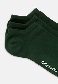 Grønne ankelstrømper lavet af blødt materiale, med ribbede manchetter og hvid "DillySocks" logo på siden. Tre par vist.