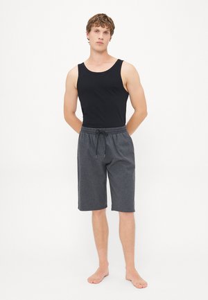 Schwarzes Tanktop und graue Sportshorts mit elastischem Bund und Kordelzug. Die Shorts enden über dem Knie und haben eine glatte Textur.