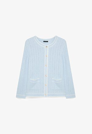 Lyseblå strikcardigan med lodret ribstruktur, rund halsudskæring, seks knapper foran og to små forlommer.