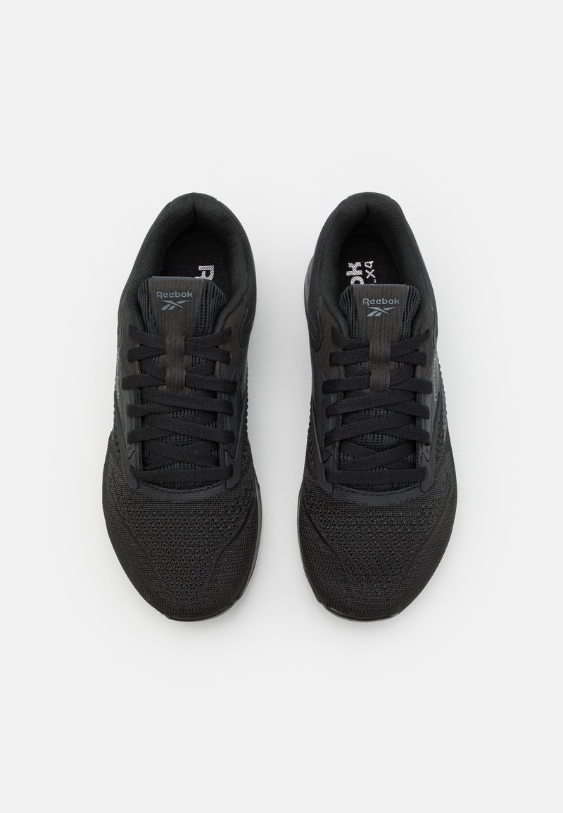 Zapatillas deportivas negras con parte superior de malla transpirable, cierre de cordones, cuello acolchado y suela de goma texturizada. Logo de Reebok cerca de la lengüeta.