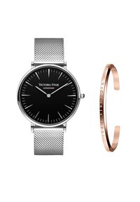 Schwarze Uhr mit minimalistischem silbernen Mesh-Armband und silbernem Gehäuse; enthalten ist ein Kupferarmband, das mit "VICTORIA HYDE" graviert ist.