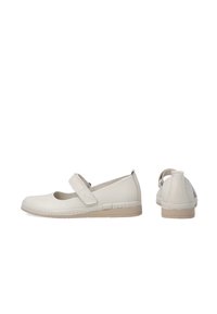 Weiße Leder-Mary Jane-Schuhe mit runder Zehenform, verstellbarem Riemen und beige-gummierter Sohle, die eine glatte Textur und subtile Nähdetails aufweisen.