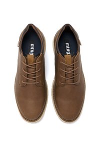 Zapatos de cuero marrón con punteras redondeadas, cierre con cordones y suelas de goma beige. Presentan una pequeña etiqueta con el logo y acentos texturizados.