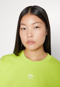 adidas Originals ADICOLOR ESSENTIALS CREW - Sportinis megztinis - semi solar yellow