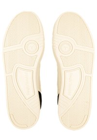 Fehér sneaker talpak, textúrált halmintázattal, fekete akcentussal és gravírozott márkanevével, amely "Sergio Tacchini" feliratot visel.