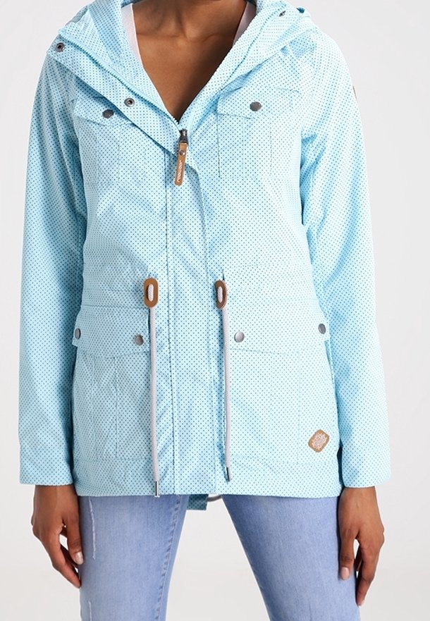 Ljusblå huva jacka med prickigt mönster, justerbara dragsko, framfickor och silverfärgad hårdvara. Mjuk tygtextur.