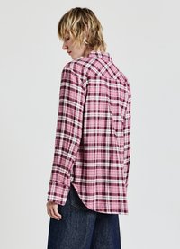 Camicia a maniche lunghe a quadri rosa e bianchi con orlo curvo, polsini abbottonati e dettagli sulla parte posteriore. Realizzata in tessuto leggero.