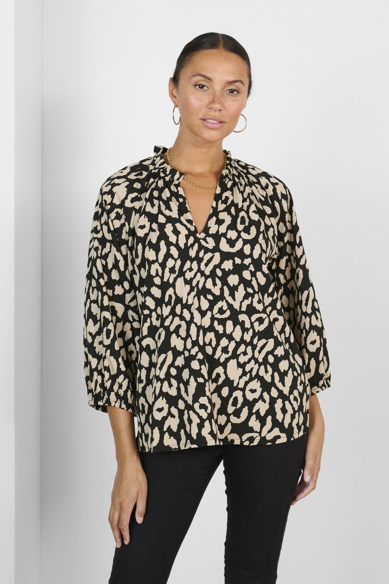 Blusa nera con stampa leopardo beige, maniche 3/4, scollatura a V e colletto arricciato. Tessuto morbido con vestibilità rilassata.