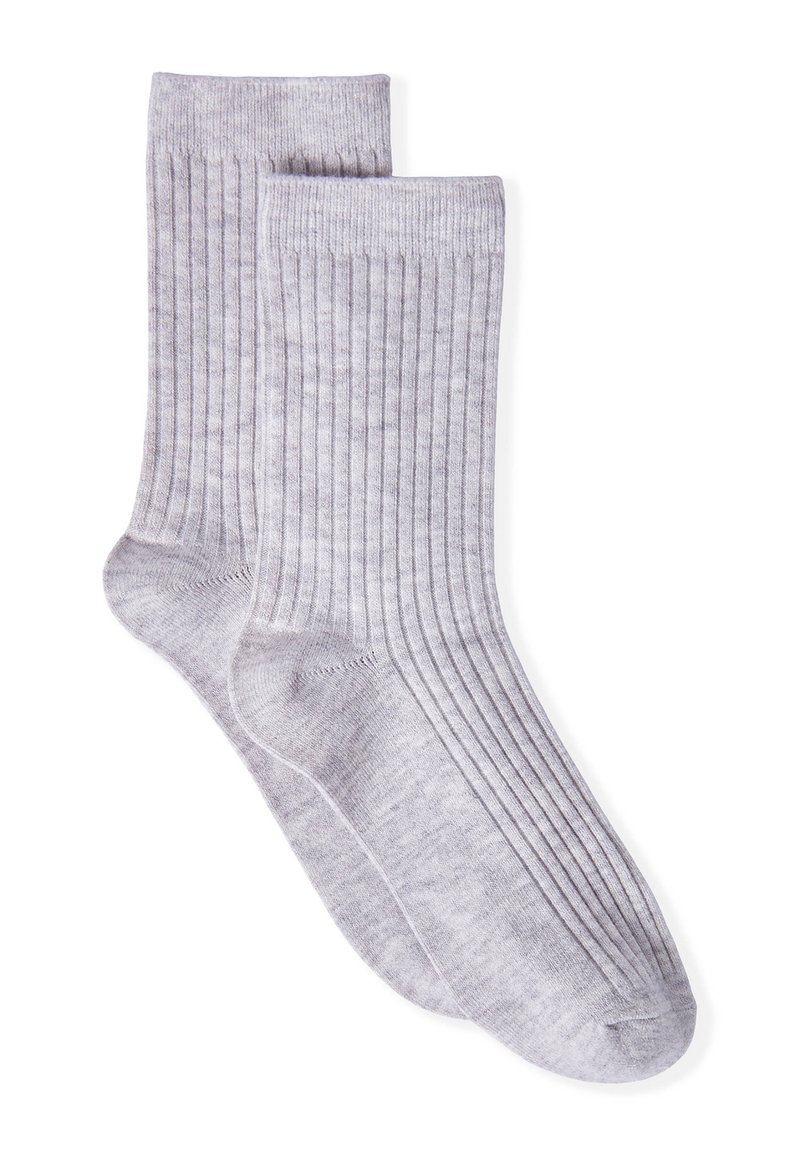 Calcetines grises con textura suave y con un diseño acanalado, que presentan una forma estándar, una parte superior elástica y una zona de puntera reforzada para mayor durabilidad.