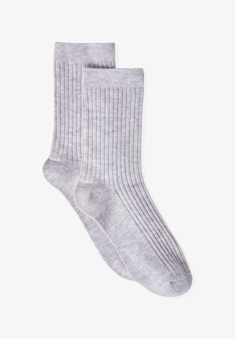 Calcetines grises con textura suave y con un diseño acanalado, que presentan una forma estándar, una parte superior elástica y una zona de puntera reforzada para mayor durabilidad.
