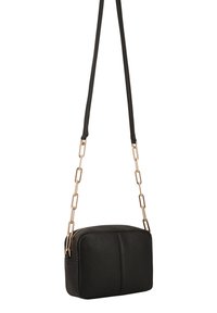 Zwarte neplederen schoudertas met een rechthoekige vorm, gouden kettingaccent en een bovenste ritsluiting. Gladde textuur, minimalistisch ontwerp.