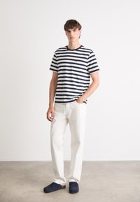 Tommy Hilfiger ESSENTIAL SOLID POCKET TEE - Paprasti marškinėliai - desert sky/white