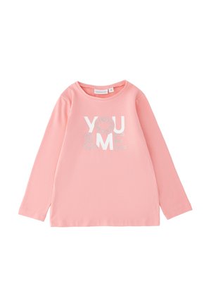 Maglietta rosa a maniche lunghe per bambini con la scritta "YOU & ME" e una forma a cuore all'interno della lettera O sul davanti.