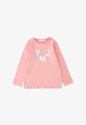 Camiseta rosa de manga larga para niños con el texto "YOU & ME" y una forma de corazón dentro de la letra O en el frente.