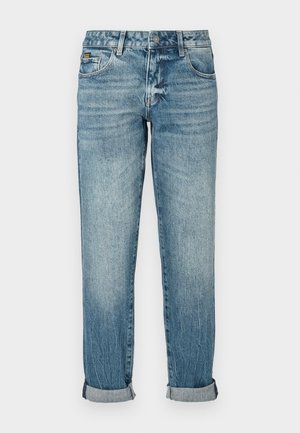 Hellblaue Denim-Jeans mit geradem Schnitt, klassischem Fünf-Taschen-Design, aufgerolltem Saum und dezenter Ausbleichung an den Beinen.