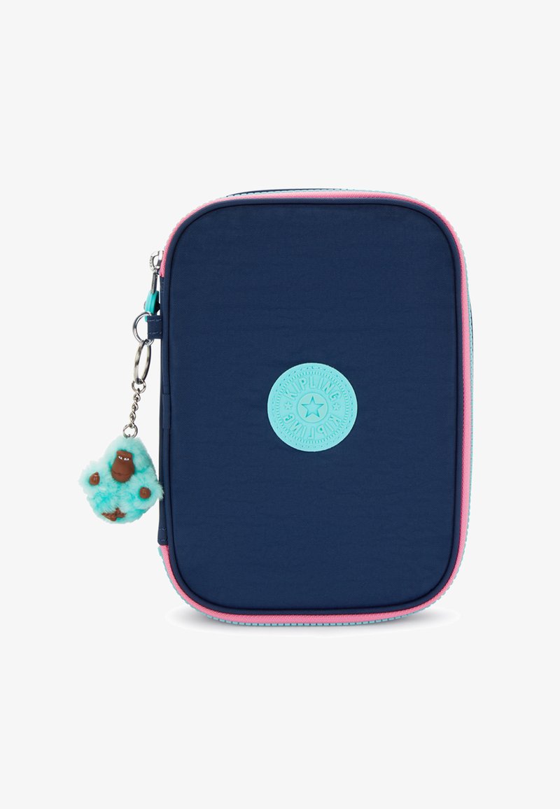 Pochette di tessuto blu navy con cerniera rosa e dettagli turchesi. Presenta un logo circolare e un ciondolo a pompon attaccato. Forma rettangolare.