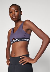 Nike Performance INDY PLUNGE BRA - Sujetadores deportivos con sujeción media - dark raisin