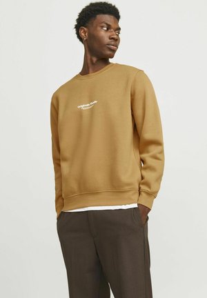 Brauner Pullover aus weichem Stoff, mit Rundhalsausschnitt, gerippten Bündchen und einem kleinen weißen Logo auf der Vorder- und Rückseite.