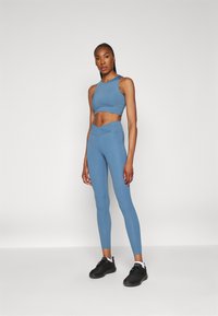 Hunkemöller CROSS OVER - Sutiã desportivo de suporte ligeiro - blue