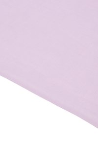Tessuto di colore lilla chiaro con una superficie liscia, caratterizzato da un bordo piegato. Il materiale appare leggero e finemente tessuto.