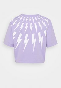 Camiseta corta morada con un patrón de rayos blancos que irradian desde la zona del hombro, fabricada en suave material de algodón.