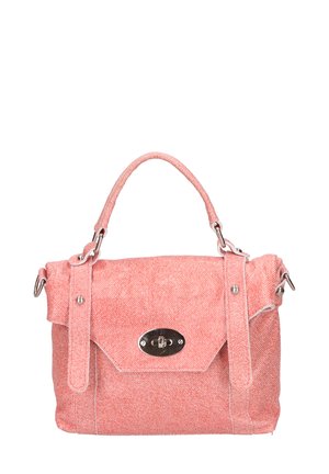 Borsa in tessuto rosa con finitura testurizzata, hardware argentato e chiusura a patta con un accento metallico. Presenta un'unica maniglia superiore e cinturini laterali.