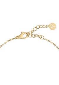 Zelta rokassprādze ar smalku ķēdes dizainu, kurai ir omā mīklas sprādze un mazs aplis tags ar iespiestu simbolu. Gluda virsma.