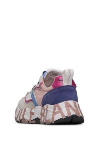 Sneakers con un mix di materiali in rosa, blu e grigio. Sole bianco spesso con lettering audace sul tallone e dettagli testurizzati.