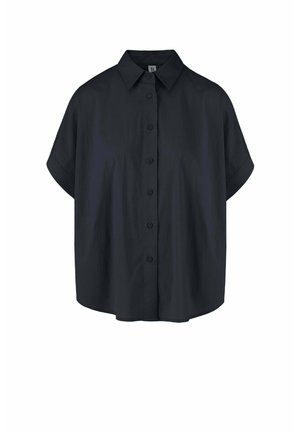 Czarna bluzka z krótkim rękawem, kołnierzykiem i zapięciem na guziki z przodu, o luźnym kroju i mankietami na rękawach.