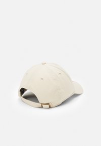 Baumwoll-Baseballmütze in hellem Beige mit einem gebogenen Schirm, einem verstellbaren Riemen auf der Rückseite und dezenten Nähdetails auf der Krone.