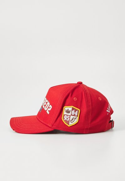 Röd basebollkeps med broderad text och ett sköld-logotyp. Designen inkluderar en böjd skärm och en justerbar rem bak.