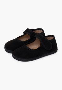 Zapatos Mary Jane de ante negro con textura suave, punta redonda y correa ajustable de velcro para un ajuste seguro. Suela de goma plana y diseño minimalista.