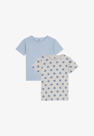 Deux t-shirts : l'un bleu avec des rayures horizontales, l'autre gris avec des motifs d'étoiles bleues. Les deux ont des manches courtes et des encolures rondes.