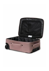 Valise mauve à parois souples avec intérieur noir, couvercle ouvert avec poche en filet zippée, deux roues et poignée latérale.