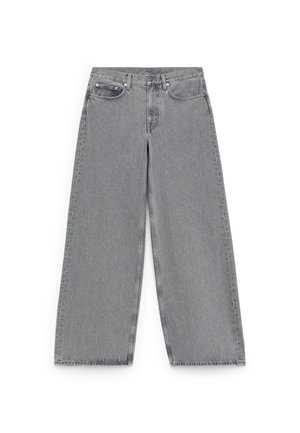 Weite Jeans aus verblasstem grauem Denim mit hoher Taille, ausgestattet mit einem Knopfverschluss, fünf Taschen und ausgefransten Säumen für zusätzlichen Textur.