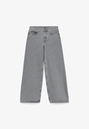 Weite Jeans aus verblasstem grauem Denim mit hoher Taille, ausgestattet mit einem Knopfverschluss, fünf Taschen und ausgefransten Säumen für zusätzlichen Textur.