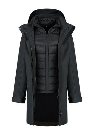 Zwarte gelaagde jas met een gevoerd zip-up binnenjack en een waterdichte buitenlaag met capuchon, rits, drukknoopsluiting en manchetten met detaillering.