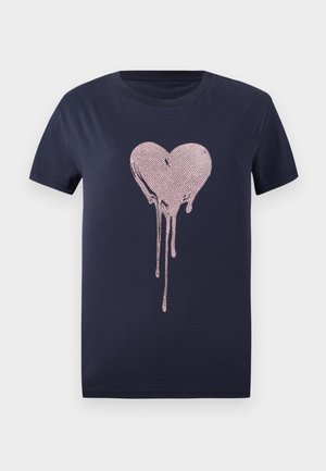 Marineblå bomuld T-shirt med et dryppende hjerte-design i pink. Korte ærmer og rund halsudskæring. Glat stoftekstur.