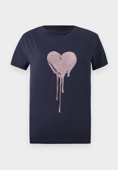 Μπλε κοντομάνικη βαμβακερή μπλούζα με σχέδιο στάζουσας καρδιάς σε ροζ χρώμα. Κοντά μανίκια και λαιμόκοψη με στρογγυλή λαιμόκοψη. Λείο ύφασμα.