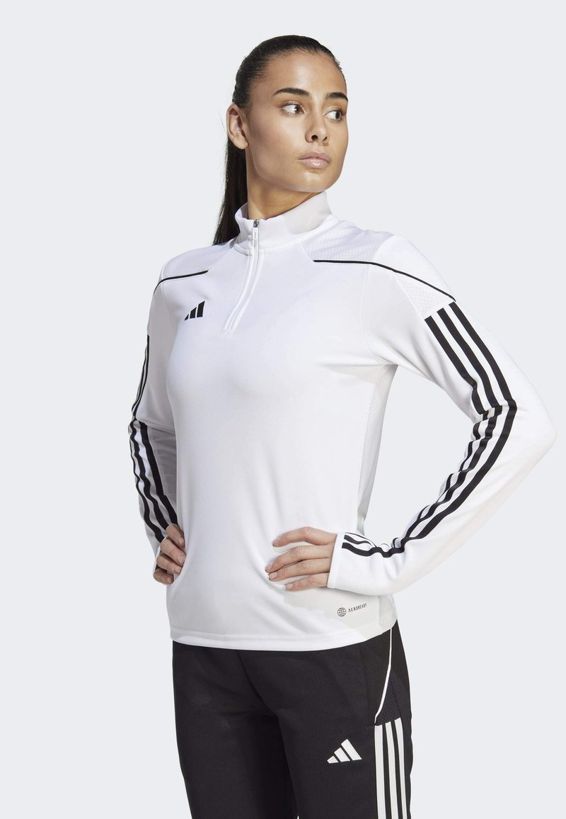 Weißes Sportoberteil mit langen Ärmeln und einem Viertelreißverschluss, ausgestattet mit schwarzen horizontalen Streifen an den Ärmeln und dem Adidas-Logo auf der Brust.