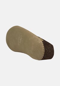 Pantofola in feltro marrone con suola in suede beige. La parte inferiore presenta una superficie testurizzata con bordo cucito. Logo del marchio impresso sulla suola.