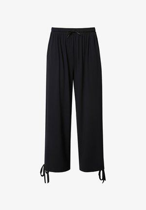 Pantalones cortos negros, ligeros y ajustados a la cintura con un waistband elástico, cordón ajustable y detalles de lazo en el dobladillo. Textura suave y corte relajado.