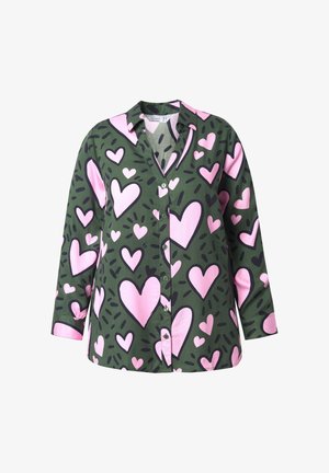 Groene knoopshirt met een groot roze hartpatroon en zwarte accenten. Lange mouwen en een v-halsontwerp maken de look compleet.