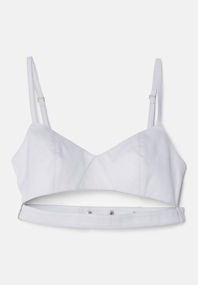 Soutien-gorge court gris clair avec bretelles ajustables, un corsage structuré et une fermeture à pression à la base pour un maintien sécurisé.