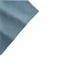 Jasnoniebieski wełniany szalik o miękkiej fakturze, trójkątnym kształcie i czystych krawędziach, odpowiedni do różnych stylizacji.