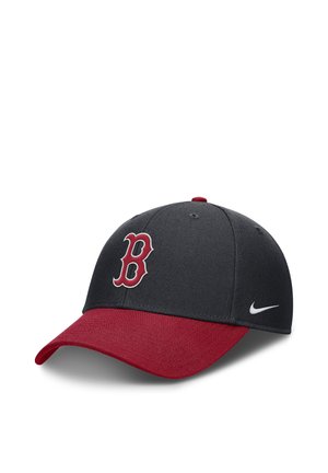 Cappellino da baseball nero e rosso con una lettera B rossa sul davanti e il logo Nike bianco sul lato.