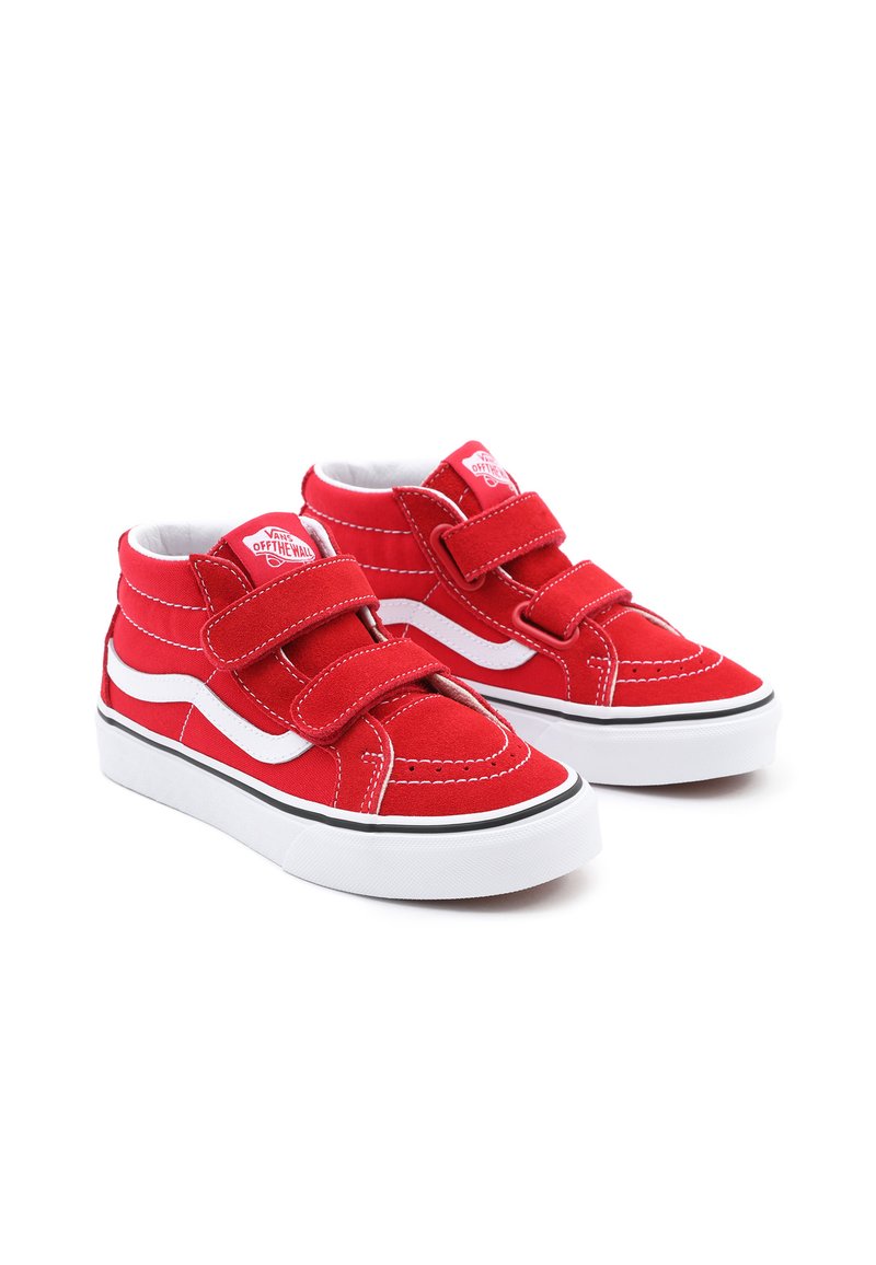 Baskets montantes en daim rouge avec des doubles sangles Velcro, des accents blancs et une semelle en caoutchouc arborant une bande noire sur le bas.