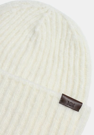 Berretto a coste bianco con orlo piegato e piccolo tag rettangolare in pelle marrone scuro impresso con "MM."