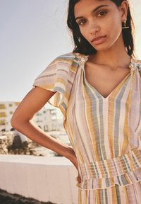 Next FLUTTER SLEEVE TIE NECK ELASTICATED WAIST TIERED MIDI - Vardagsklänning - off white and blue stripe